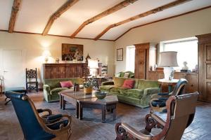 ManzianaにあるVilla Cicasのリビングルーム(緑の家具、テーブル付)