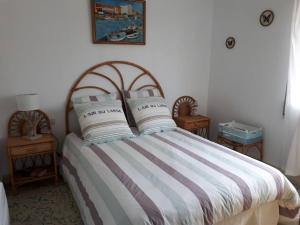 ein Schlafzimmer mit einem Bett mit zwei Kissen darauf in der Unterkunft 3 bedrooms house at Alcanar 100 m away from the beach with terrace and wifi in Alcanar
