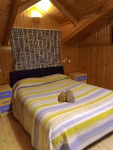 Un dormitorio con una cama con dos sombreros. en 5 bedrooms chalet with shared pool jacuzzi and terrace at Alcaniz, en Alcañiz