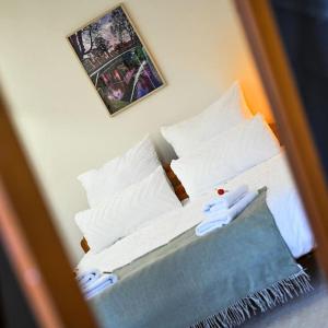 1 dormitorio con 1 cama con sábanas y almohadas blancas en Belle 80 - beautiful renovated 1865 house, en Eupen