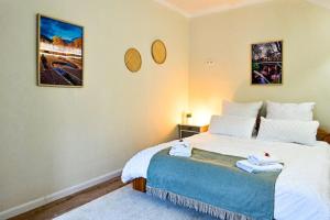 una camera da letto con un letto e due asciugamani di Belle 80 - beautiful renovated 1865 house a Eupen