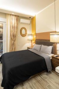 um quarto com uma grande cama preta e uma janela em GPX CLR GuestSuite No1 em Lárissa