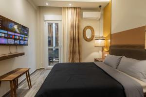 um quarto com uma cama grande e uma janela em GPX CLR GuestSuite No1 em Lárissa