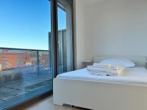 Een bed of bedden in een kamer bij 130 m2 Penthouse Apartment - Free Parking
