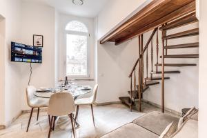a dining room with a table and chairs at V E N E R E Apartments in Rome