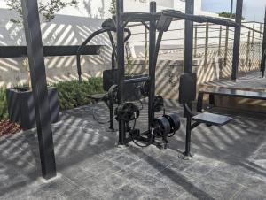een fitnessruimte met een camera op een patio bij Moderno y céntrico apto ideal para un descanso in Guadalajara