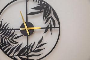 a black and white clock on a wall at Le Tropicana proche aéroport CDG I Paris I Astérix in Dammartin-en-Goële