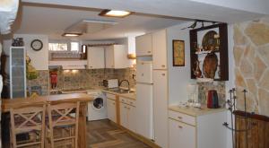 Dapur atau dapur kecil di Meandros27 Cosy Countryside Rustic Semi Basement Home