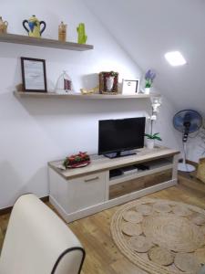 una sala de estar con TV en un armario en Casa Malaquias en Santo André