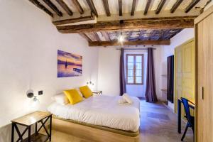 un dormitorio con una cama y una mesa en Charmant Appartement - Saint Paul de Vence Village, en Saint-Paul-de-Vence 5 fotos más