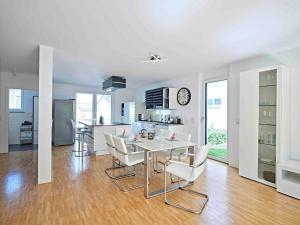 cocina y comedor con mesa y sillas en 3 bedrooms house with wifi at Bodman Ludwigshafen, en Bodman-Ludwigshafen