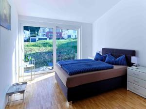 1 dormitorio con cama grande y ventana grande en 3 bedrooms house with wifi at Bodman Ludwigshafen, en Bodman-Ludwigshafen
