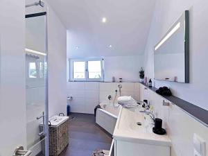 y baño blanco con lavabo y bañera. en 3 bedrooms house with wifi at Bodman Ludwigshafen, en Bodman-Ludwigshafen