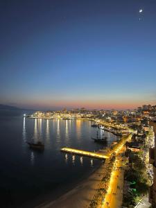 una vista aérea de un puerto por la noche en Monte Cristo Hotel with rooftop pool, en Sarandë