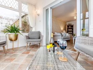 una sala de estar con una mesa con copas de vino en 2 Bed in St Andrews 81388, en Errol