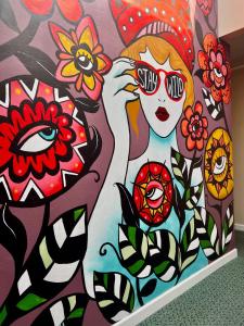 聖地牙哥的住宿－Somerset Hotel，花朵上的女人画的墙上