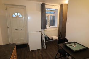 Seating area sa Large Comfy Studio Flat, Next to Dartford Town Centre, Separate Kitchen, Wifi