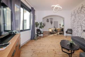- un salon avec un canapé et une table dans l'établissement VILLE ET VOLCANS - Grand gite proche centre-ville pour 24 personnes, à Clermont-Ferrand