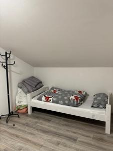 a bedroom with two bunk beds in a room at Kuscheliges Einfamilienhaus in Lingenfeld