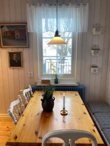 una mesa de comedor con una vela encima en Villa Sol Bed & Breakfast, en Borgholm