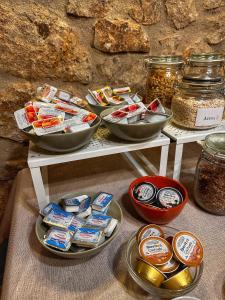 una mesa con platos de comida y tazones de comida en Casa Rural La Fuente del Jerte en Navaconcejo