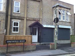 a building with a street sign in front of it at Amazon Guest House in Oxford