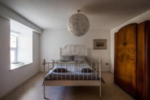 - une chambre avec un lit et une lampe pendant dans l'établissement Spacious 2 Bedroom Apartment near Seafront, à Penzance