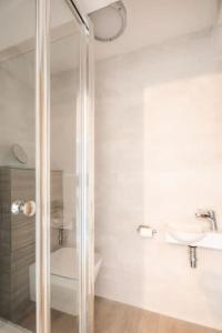 y baño con ducha, aseo y lavamanos. en Spacious 2 Bedroom Apartment near Seafront, en Penzance