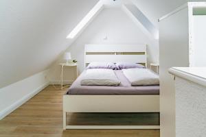 una camera da letto con letto in mansarda di Maisonettewohnung Küstenliebe in zentraler Lage a Rostock