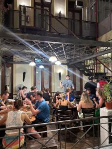 grupa ludzi siedzących przy stolikach w restauracji w obiekcie Parla Hostel w BuenosAires