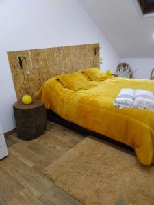 um quarto com uma cama grande e um cobertor amarelo em Casa Malaquias em Santo André