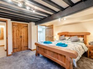 バーマスにある3 Bed in Barmouth 80290のベッドルーム1室(大型ベッド1台、青い枕付)