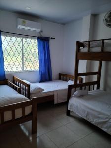 Säng eller sängar i ett rum på Olamar Hostal