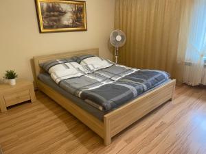 ein großes Bett in einem Schlafzimmer mit einem Ventilator in der Unterkunft Domek pod lasem in Kańczuga