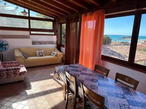 uma sala de estar com uma mesa e um sofá em La Dimora del Sole em Licata