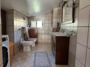 uma casa de banho com um WC e um lavatório em La Dimora del Sole em Licata