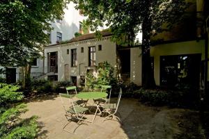 a table and chairs in front of a house at Pension Mädchenkammer in Berlin