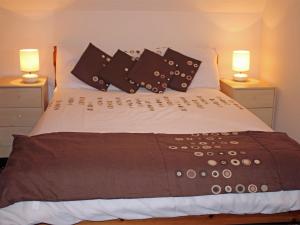 a bedroom with a bed with two lamps on both sides at 3 Bed in Isle of Barra CA295 in Ersary