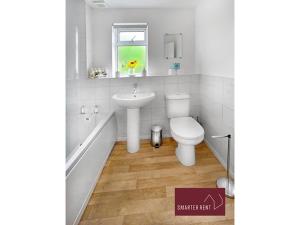 łazienka z umywalką, toaletą i wanną w obiekcie Bracknell - 1 Bedroom House With Garden w mieście Bracknell