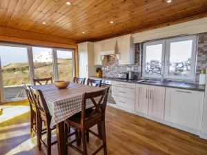 Kuchyň nebo kuchyňský kout v ubytování Coastal Cabin