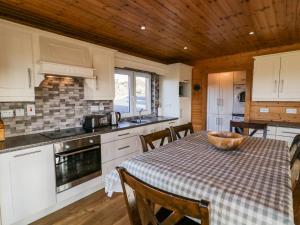 Köök või kööginurk majutusasutuses Coastal Cabin