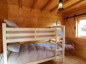 Voodi või voodid majutusasutuse Coastal Cabin toas