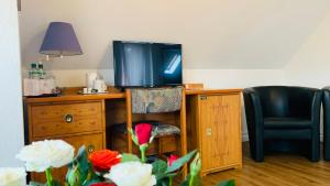 TV a/nebo společenská místnost v ubytování Hotel Garni + 26 fotografií