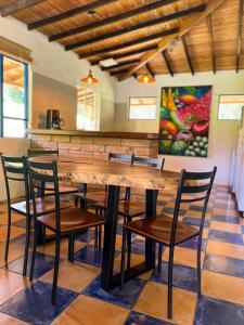 un restaurante con una gran mesa de madera y sillas en Disfruta nuestro bello paraíso ! en La Ceja