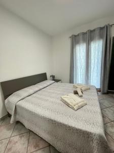 um quarto com uma cama com duas toalhas em Casa Fralia em Olbia