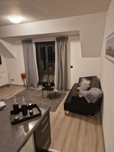 ein Wohnzimmer mit einem Sofa und einem Tisch in der Unterkunft schicke und moderne Unterkunft nähe Messe Düsseldorf in Düsseldorf