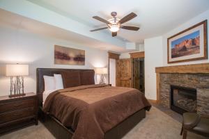Un dormitorio con una cama y una chimenea. en Silver Aspen - Five Bedroom Loft Luxury Townhome Hotel Room, en Solitude