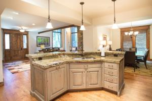 Nhà bếp/bếp nhỏ tại Silver Aspen - Five Bedroom Loft Luxury Townhome Hotel Room