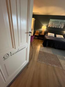 Zimmer mit einem Schlafzimmer mit einem Bett und einer Tür in der Unterkunft B&B De Koog Texel in De Koog