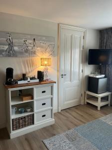 TV a/nebo společenská místnost v ubytování B&B De Koog Texel